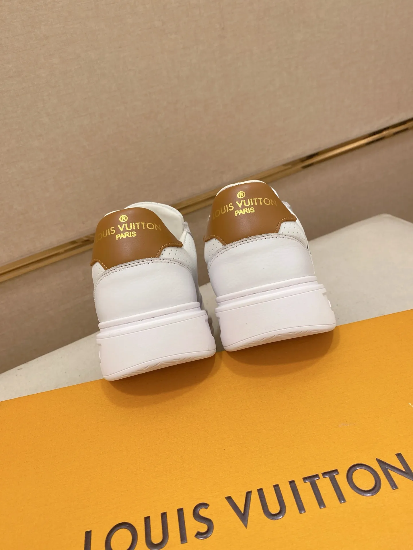 Men's shoes 💰: 420💰🎉🎉LV~Louis Vuitton trendy men's shoes New shipments Latest matching The same style as the official website Super high quality Hot sales of the season [strong] [strong] [strong] Selected first-layer cowhide, comfortable cowhide lining, original last, comfortable on the foot, wear-resistant rubber outsole Size number: 38-44.